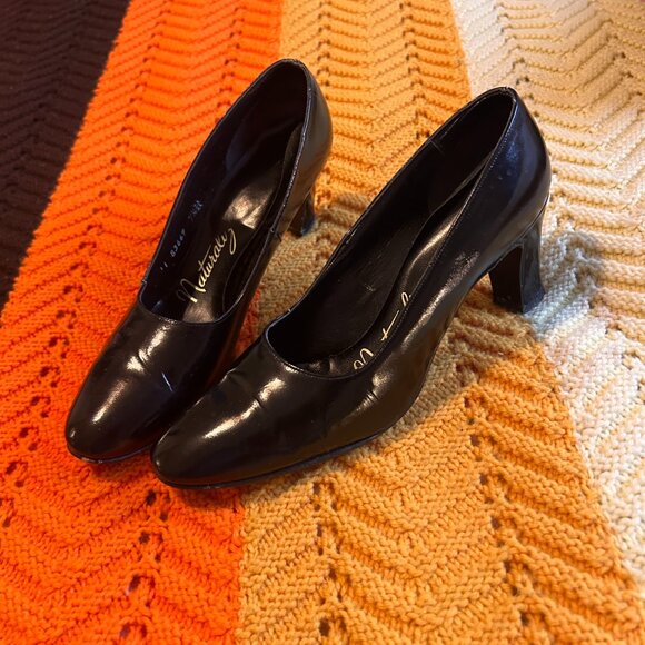 1960s Naturalizer black patent leather pumps with block heel! - Picture 9 of 12